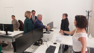 Presidente del TSJMU, alcaldesa de Cartagena y delegado del Gobierno saludan a los funcionarios del nuevo juzgado 